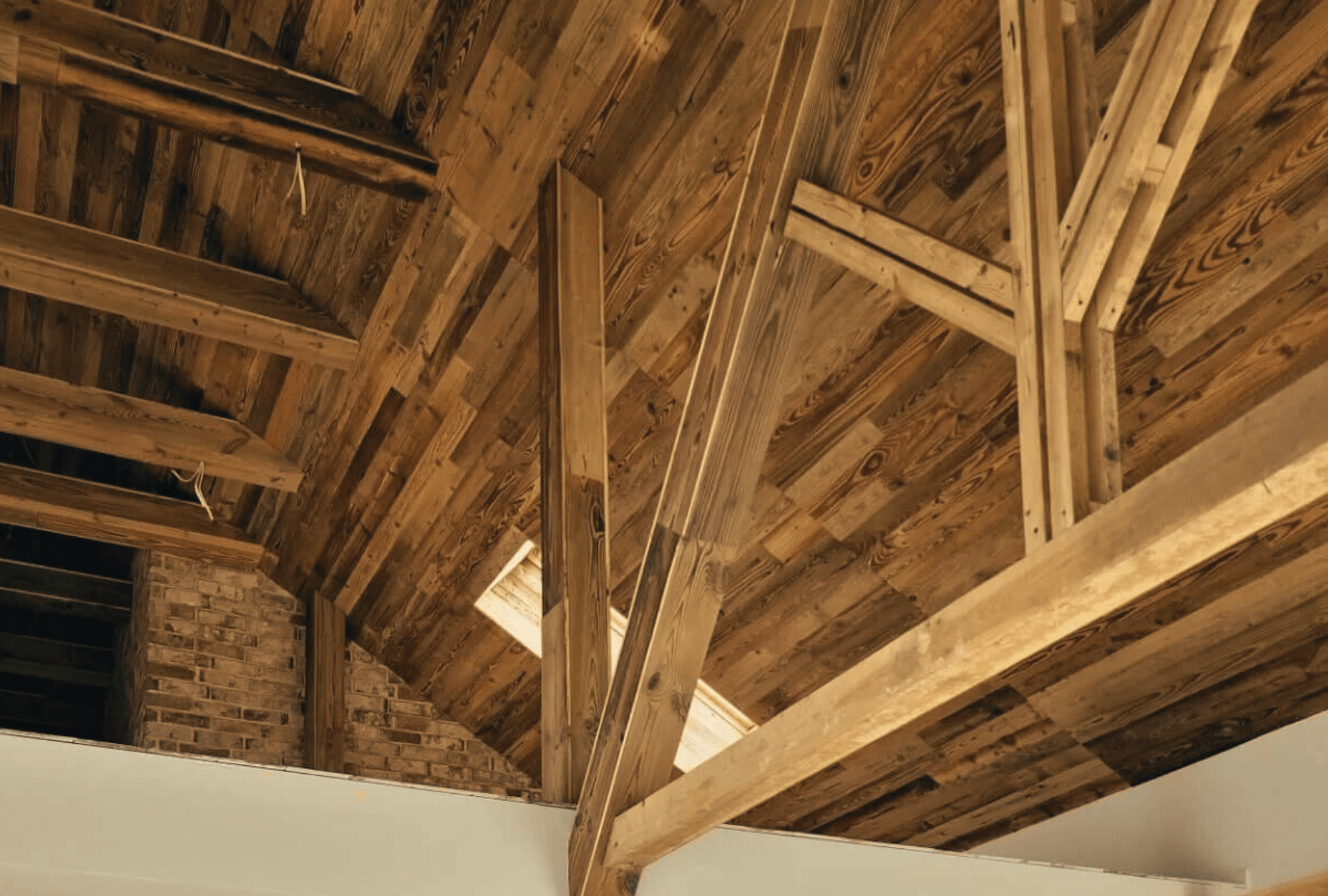 Wykończenie poddasza starym drewnem