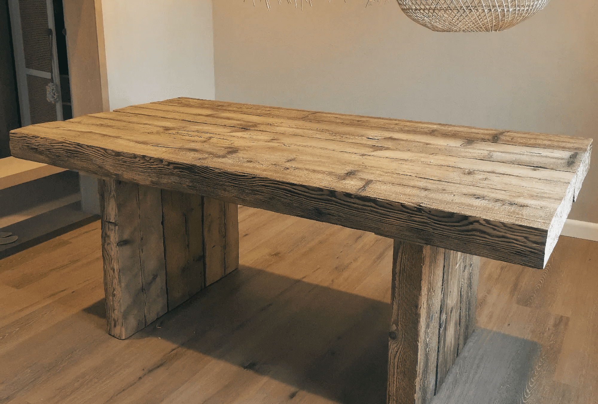 Stół do jadalni z ręcznie ciosanych belek